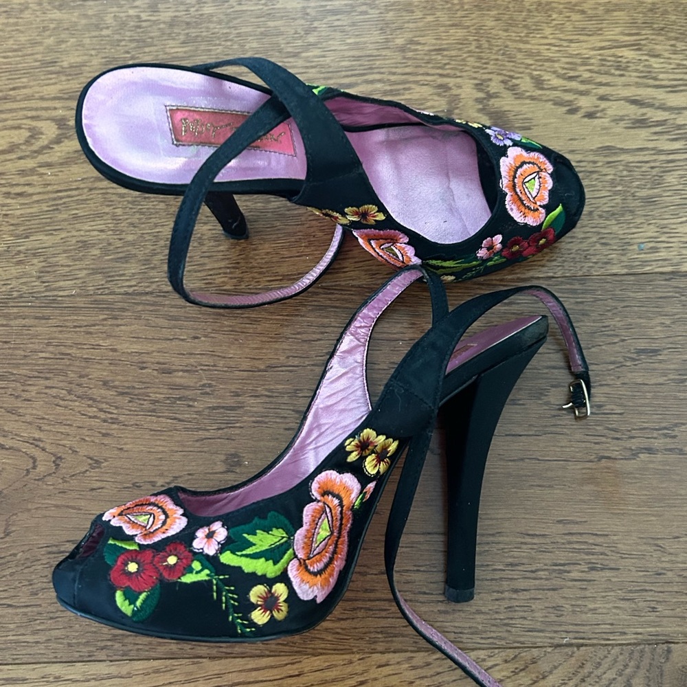 BETTY JOHNSON Heels Size 5